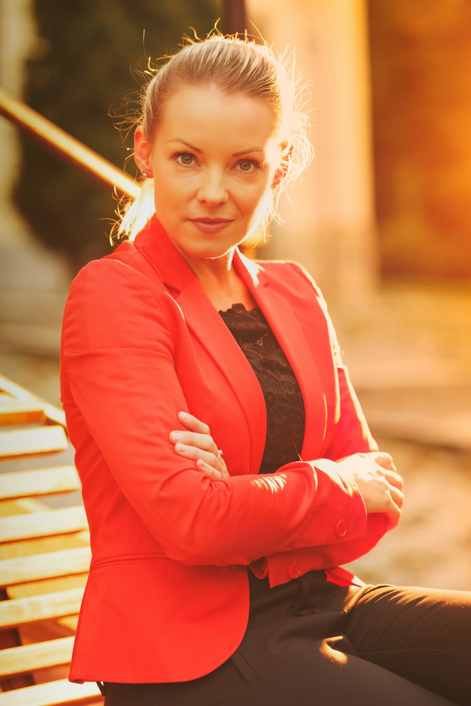 Geschäftsfrau bei dem Versuch Autorität auszustrahlen