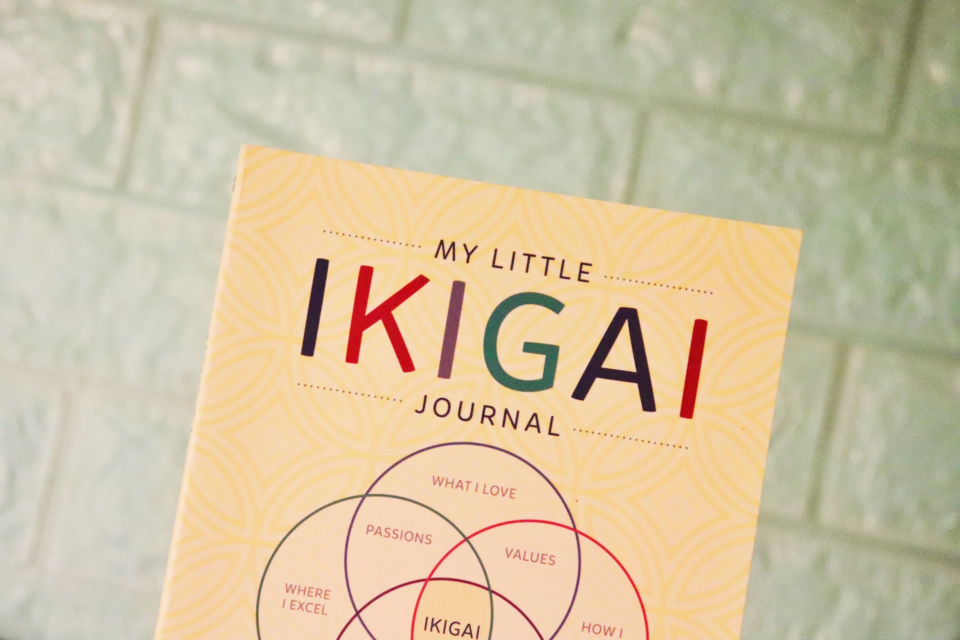 Foto eines Ikigai-Journals als gebundenes Notizbuch mit Vorlagen