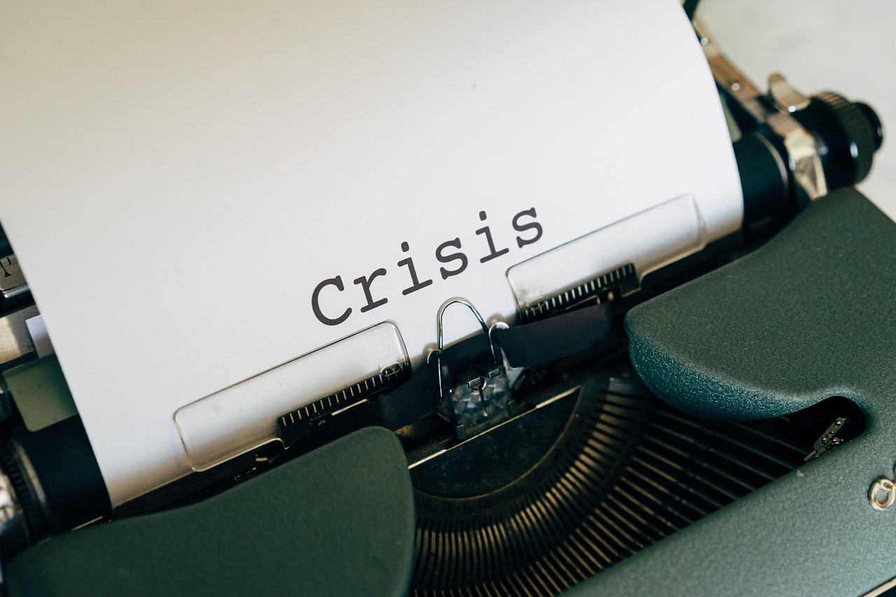 Das Wort &ldquo;Crisis&rdquo; (engl. Krise) auf einer Schreibmaschine getippt)