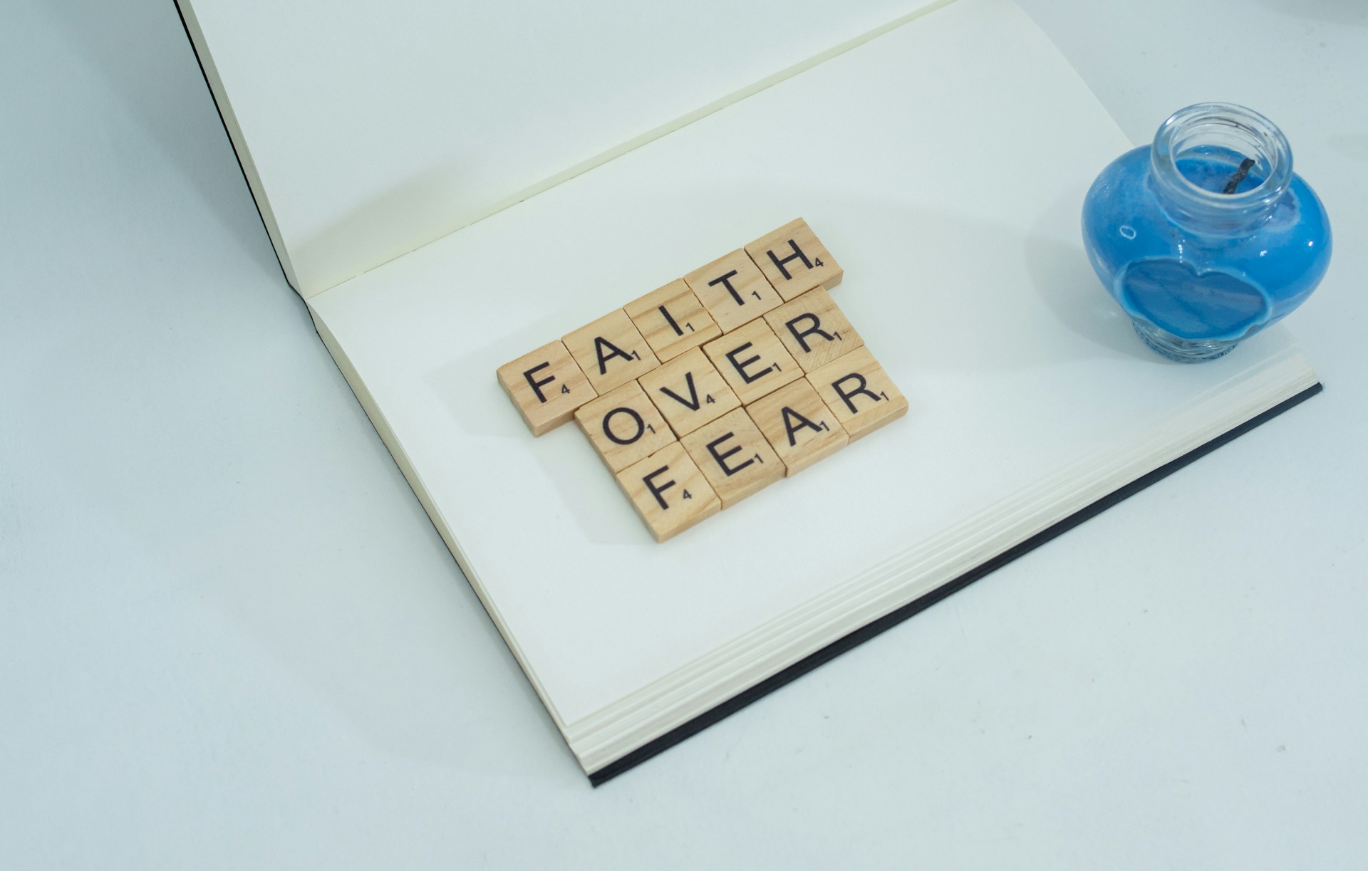 Scrabble-Steine mit den Bustaben “Faith over fear”