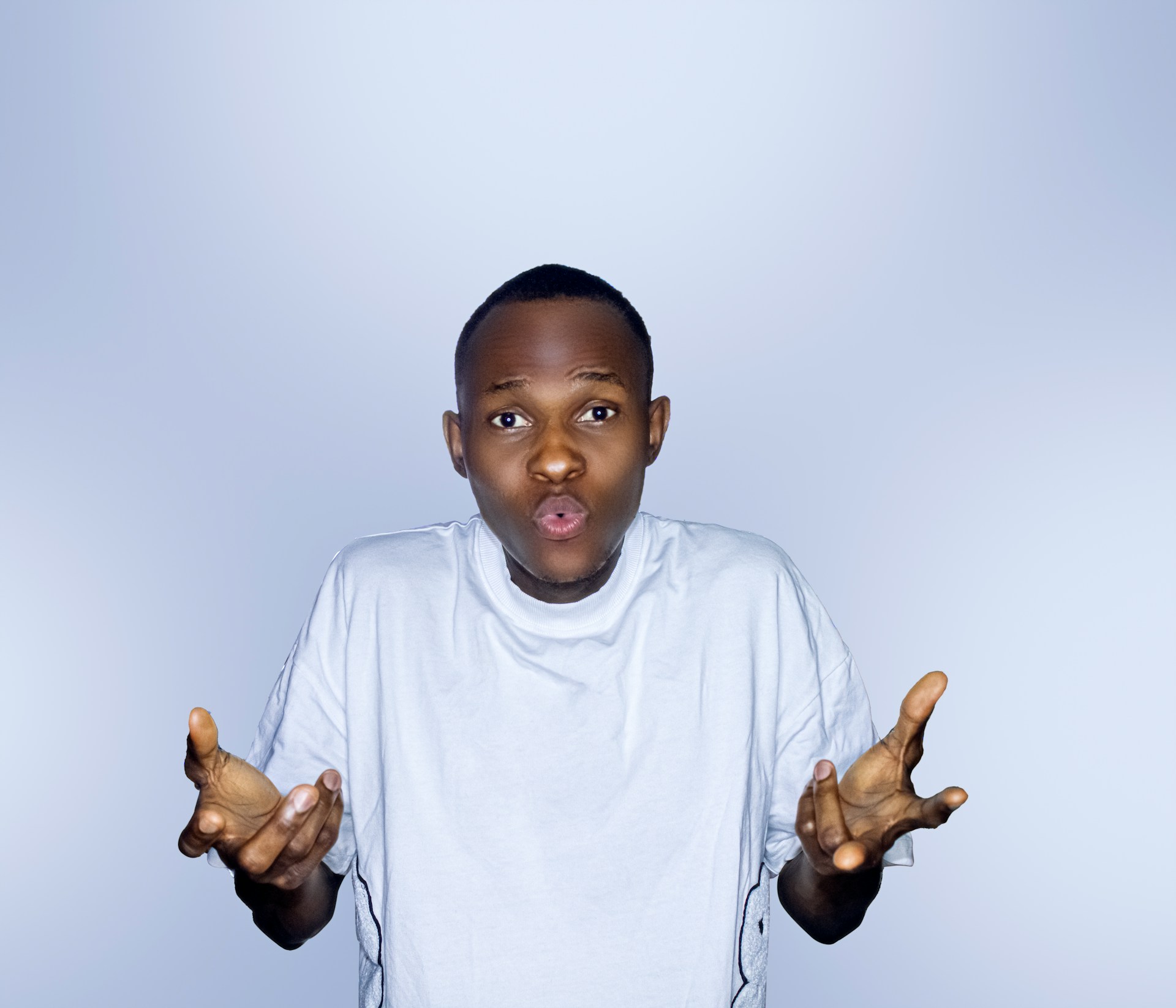 Person mit dem Gesichtsausdruck und der Mimik “Warum?”