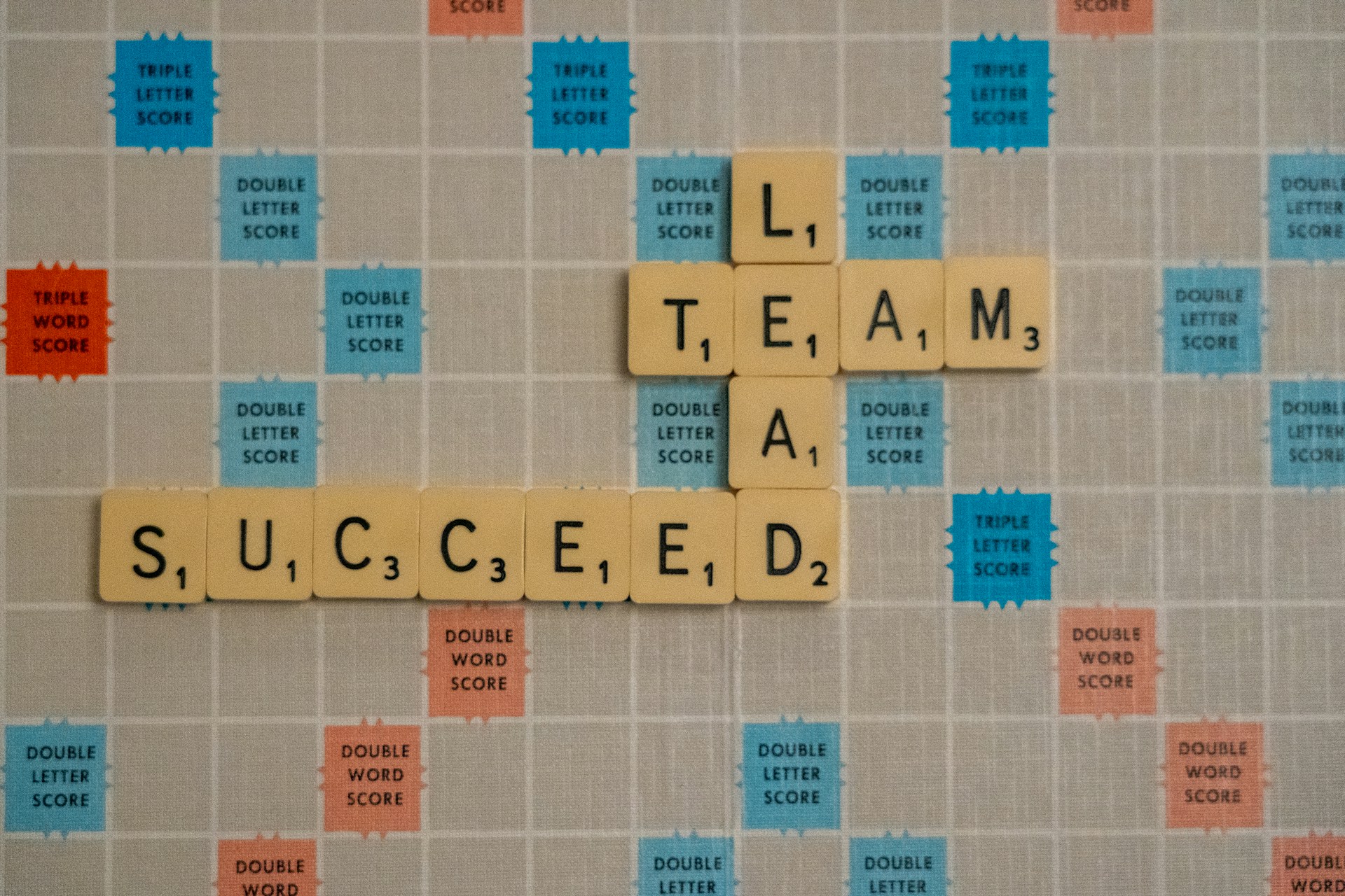 Scrabble-Spielbrett mit den Steinen &ldquo;TEAM LEAD SUCCEED&rdquo;