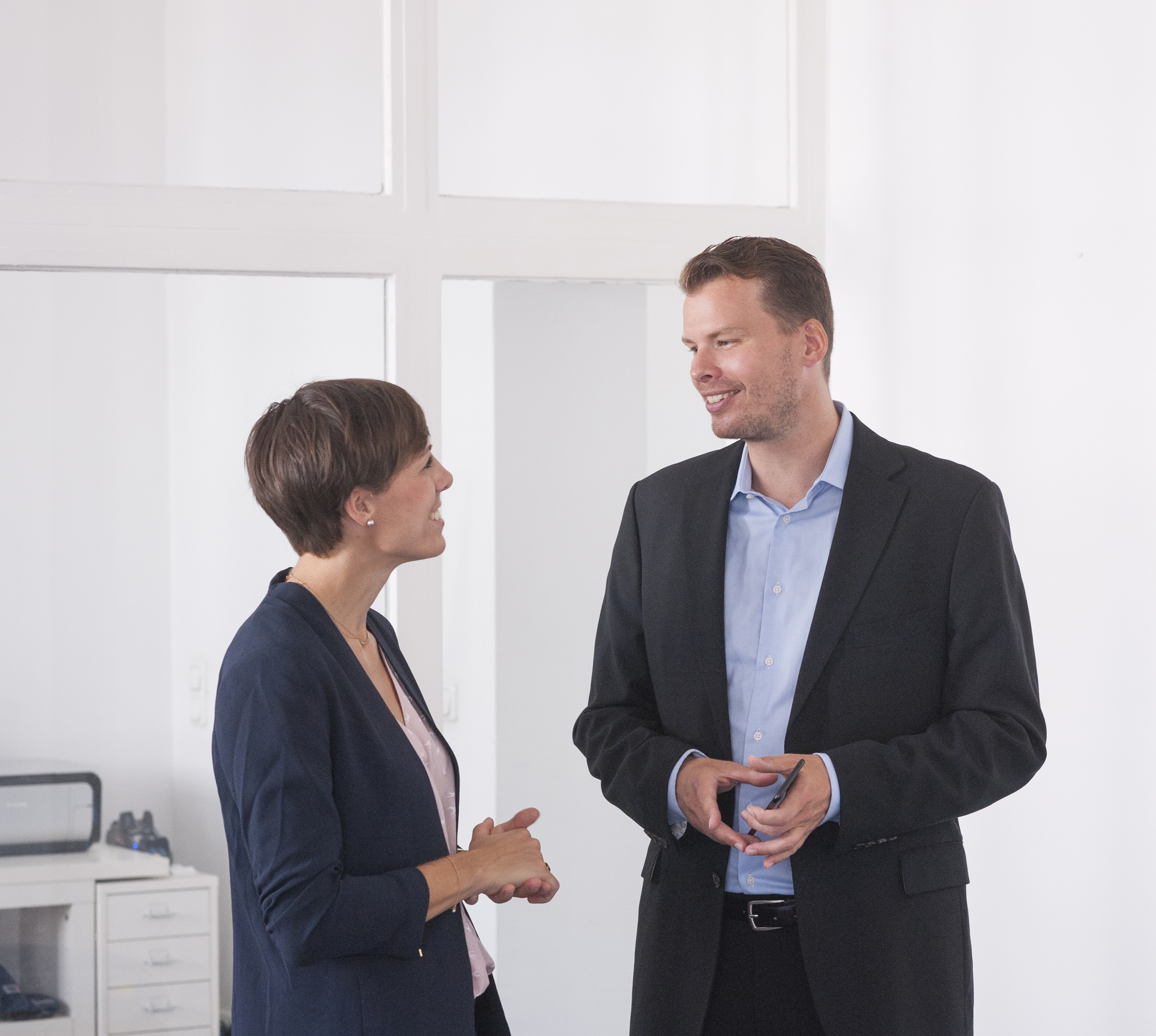 Dr. Jens-Christian Leister spricht zu einer Clientin