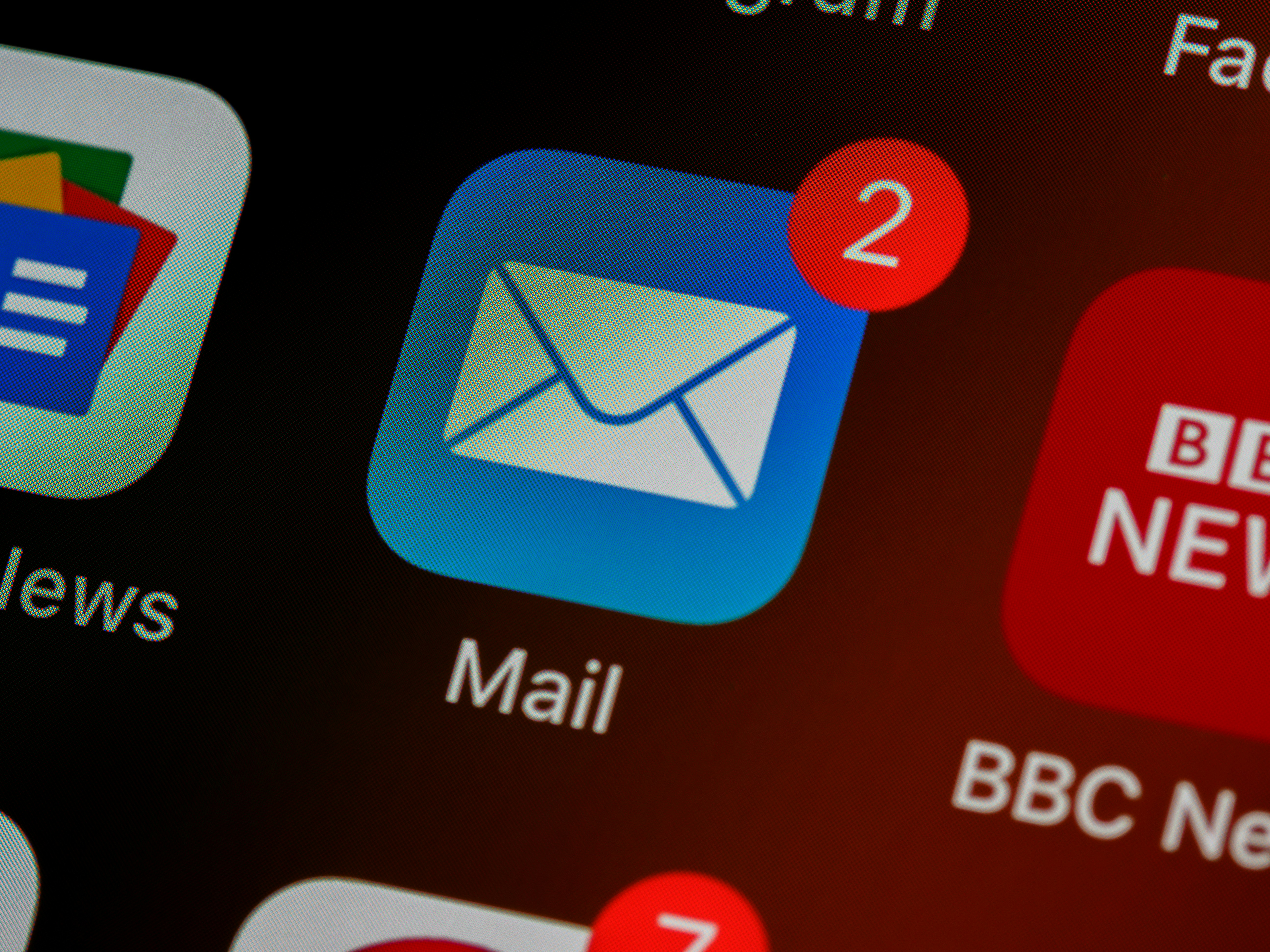 Smartphone-Display mit dem E-Mail-App-Icon in der Mitte und einer ungelesenen Nachricht